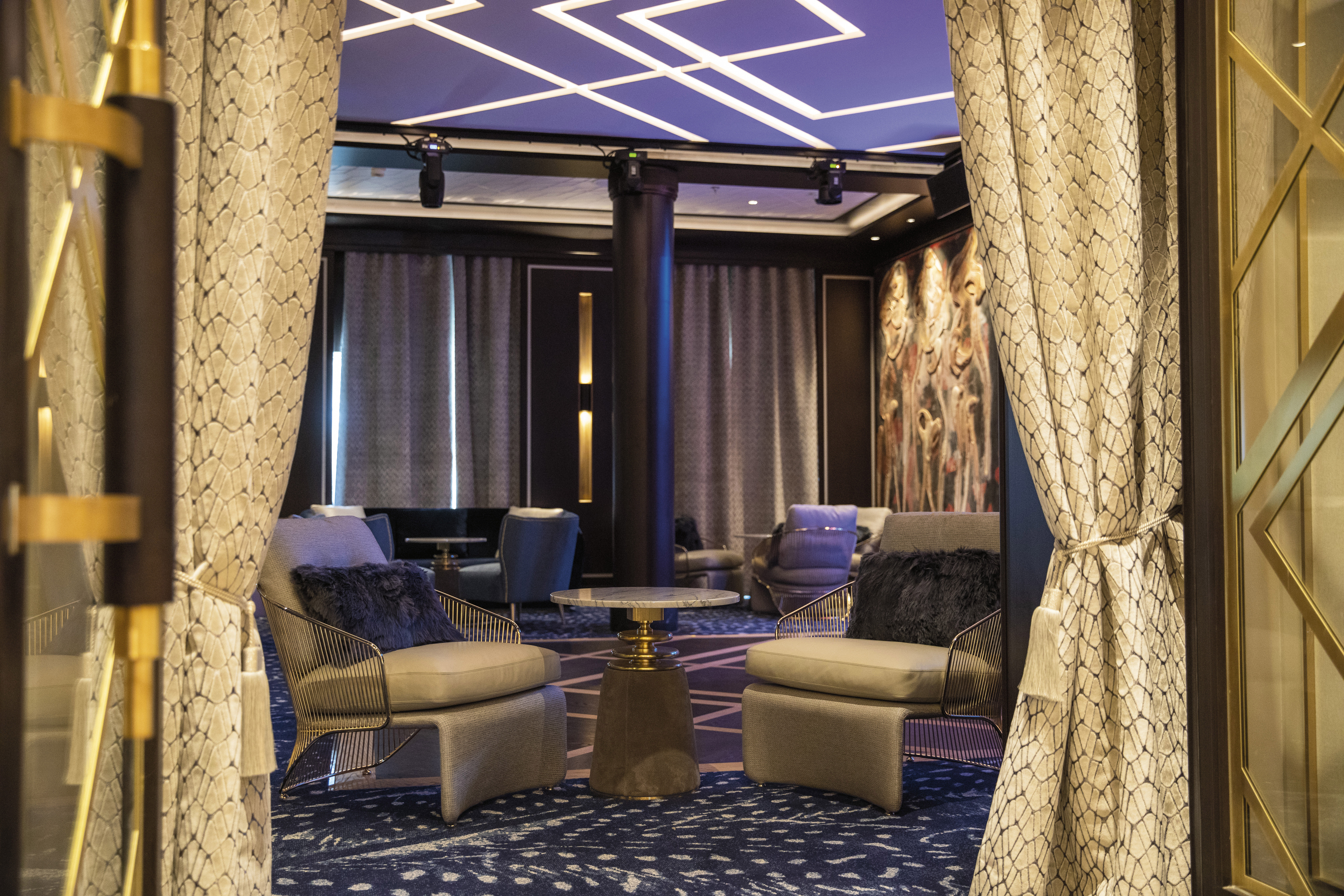 RSSC - Seven Seas Splendor - Entertainment - Splendor Lounge.jpg
